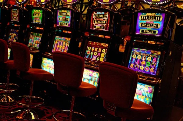 vivototo Casino Hold'em live dealer table with multiple camera angles